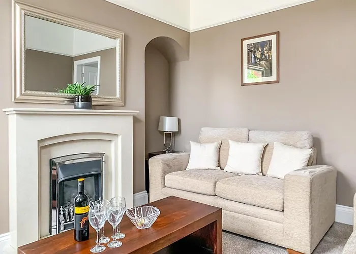 Cedar House - Quaint Victorian Home With Free Parking